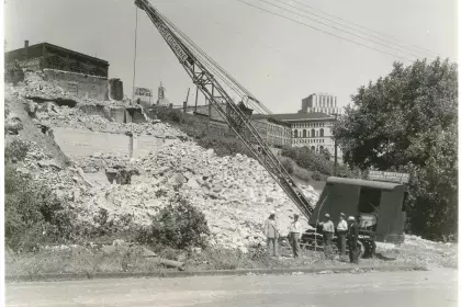 Historic photo of Kellogg Boulevard bridge construction